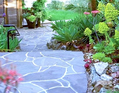 natural-bluestone-crazy-paving-crazy-pavers-dar-tiles-outdoor-pavers-outdoor-tiles-by-stone-pavers-melbourne-garden-pavers-sydney-brisbane